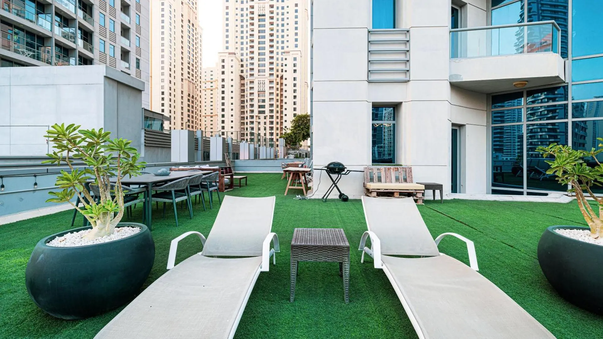 Villa With Private Pool & Huge Terrace Overlooking The Marina Dubai